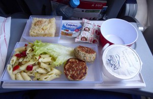Nudelsalat mit Fleischpflanzerl