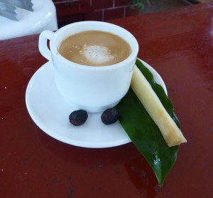 Café Cortado mit Zuckerrohr