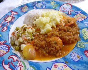 Shrimps mit Reis, Kartoffelbrei und Gemüse
