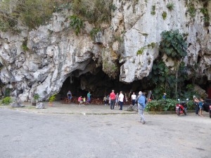Eingang zur Höhle mit Bar