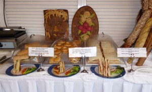 warme Sandwiches am Pool