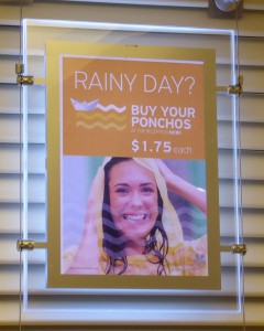 Regenponchos an Rezeption