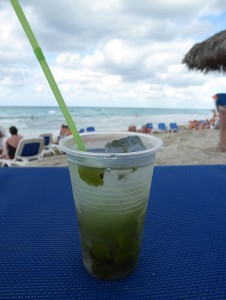 ein erster Mojito am Strand