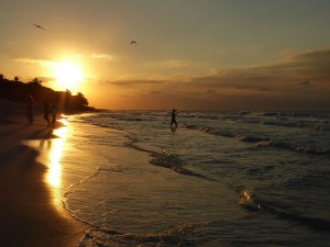 Strandspaziergang zum Sonnenuntergang