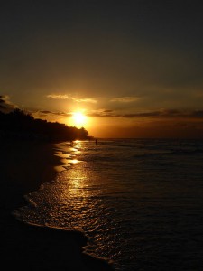 Strandspaziergang zum Sonnenuntergang