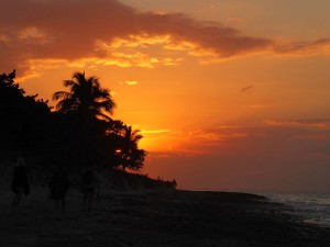 Strandspaziergang zum Sonnenuntergang