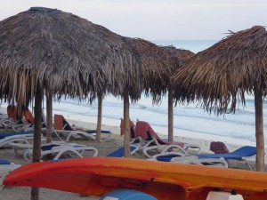 besetzte Liegen am Strand