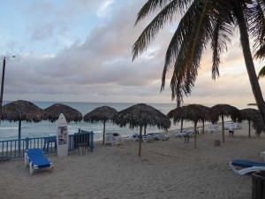 besetzte Liegen am Strand