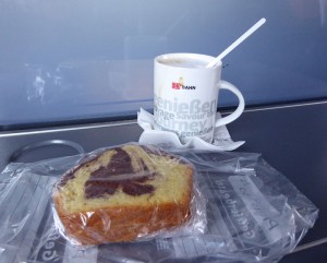 Kuchen von der Tochter und ein Cappuccino
