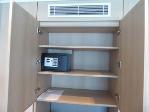 Ablagen im Mittelteil mit Safe