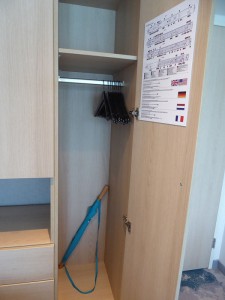 linker Hängeschrank mit Schirm