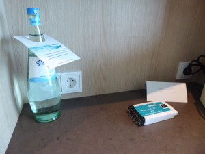 Wasserflasche und Pralinen, zwei Steckdosen