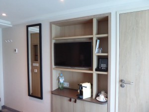 Spiegel und TV-Bereich mit Minibar
