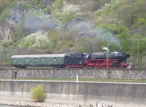 Dampflok am Fuß der Loreley
