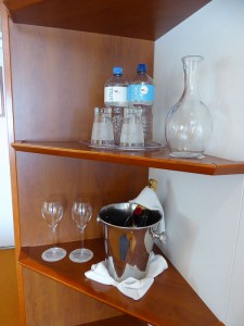 offene Ablagen mit Wasser