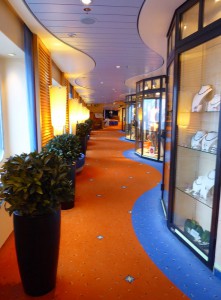 Gang beim AIDA Shop
