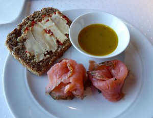 Graved Lachs mit Senf-Dill-Sauce
