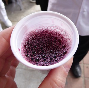 gute Kunden bekommen auch einen Schluck Wein