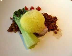 Schwertfisch mit Belugalinsen und Safranschaum