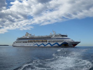 AIDAaura vor Cannes