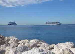 AIDAaura und MSC Orchestra