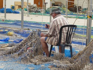 die Rentner flicken die Netze