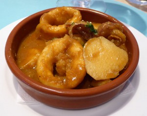 Tintenfisch mit Kartoffeln und Tomatensauce