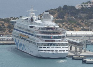 AIDAaura im Hafen von Ibiza