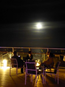 Vollmond über der Anytime Bar