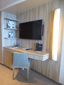 Schreibtisch mit TV
