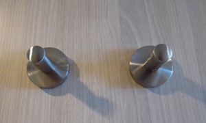 Kleiderhaken neben der Toilette