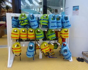 Schwimmhilfen am Pooldeck
