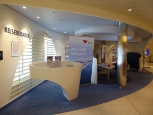 Reiseberater bei der AIDA Plaza