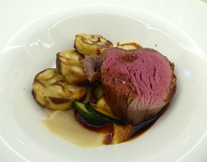 Rinderfilet mit Topinamburpüree, Zucchinigemüse und Breznknödel