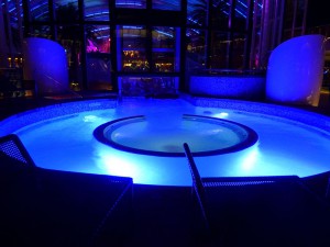 Pooldeck bei Nacht