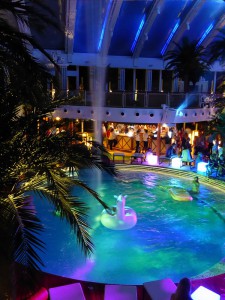 Beach Club bei Nacht