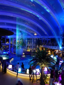 Beach Club bei Nacht