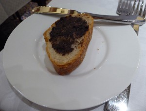 Brot mit Oliventapenade