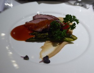 Iberico Presa mit Creme von weißen Bohnen und gebratenem grünen Spargel