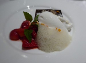 Crema Catalana mit Erdbeer Rosmarin Salat und Orangen-Quark-Eis