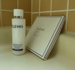 Bodylotion und Duschhaube