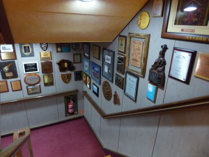 Plaketten-Galerie, hinteres Treppenhaus Deck 2