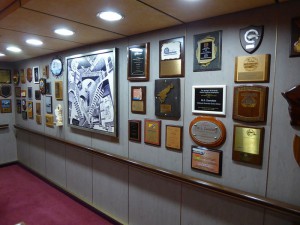 Plaketten-Galerie, hinteres Treppenhaus Deck 2