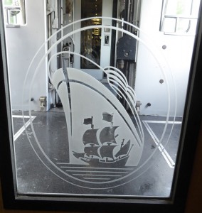 HAL Logo auf der Glastüre