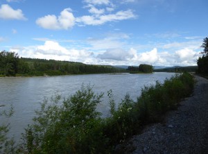 am Fluss entlang