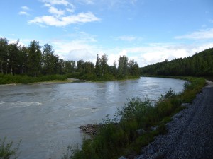 am Fluss entlang