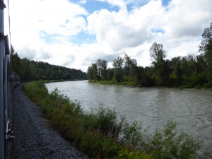 am Fluss entlang