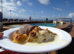 Breadpudding mit Vanillesauce und Eis