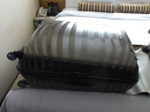 Koffer liegen am Bett bereit