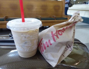 Iced Coffee und Muffin von Tim Hortons